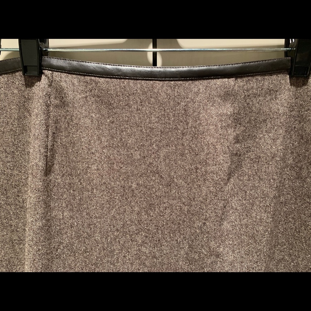 Tweed  brown wool skirt. Faux leather trim waist